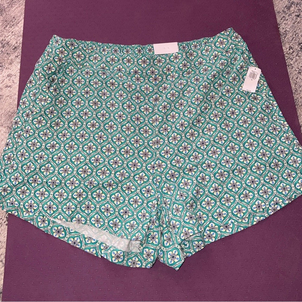 Stylish Green Patterned Women's Shorts